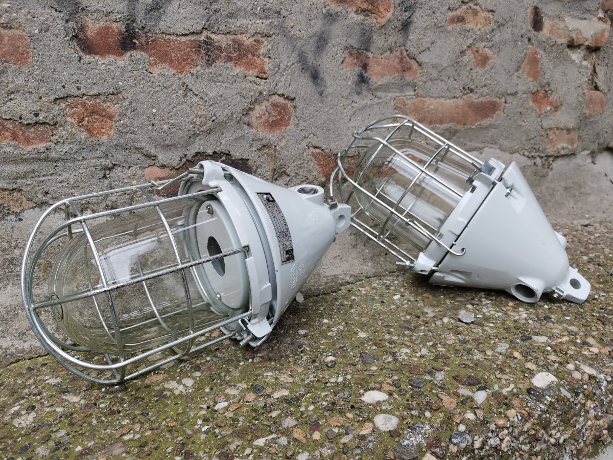 2 industrijske lampe nekorišćene
