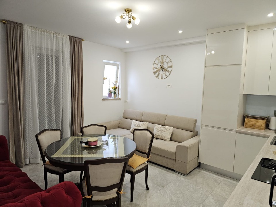 Izdaje se apartman u centru Stobreca-Hrvatska