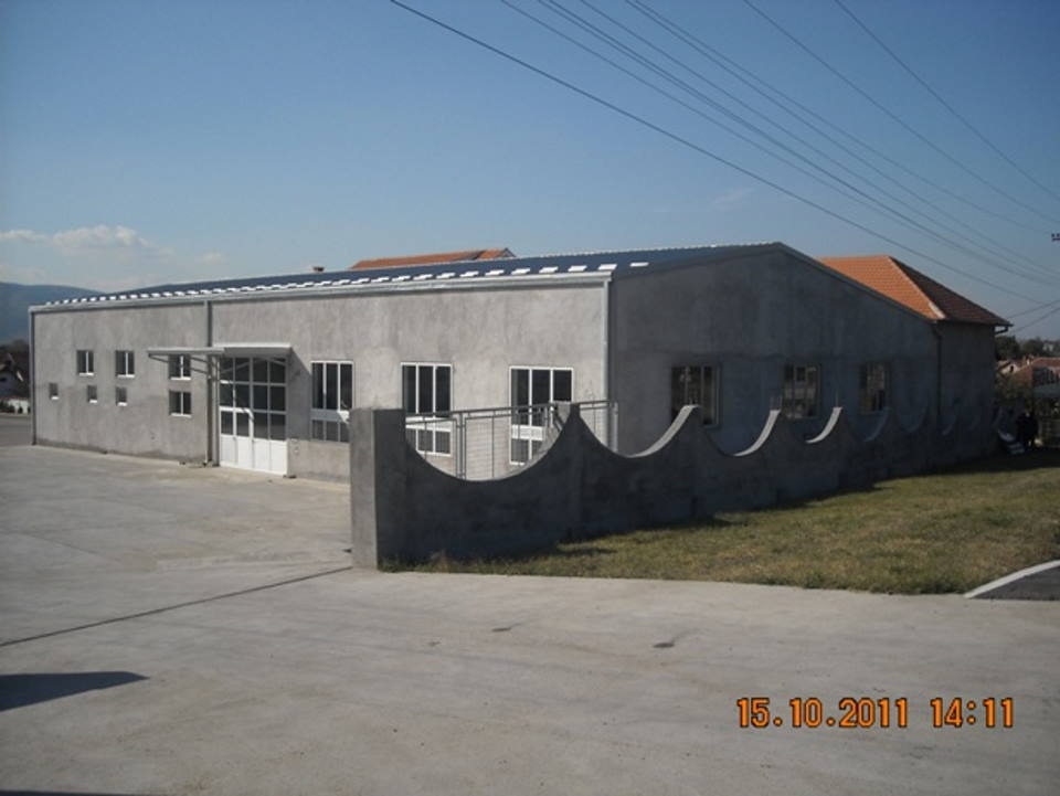 Izdajem halu 1000 m2 plus poslovni prostor 200 m2 