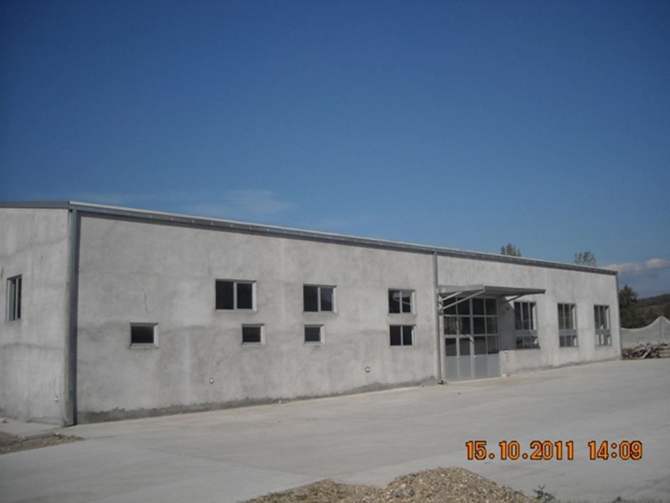 Izdajem halu 1000 m2 plus poslovni prostor 200 m2 