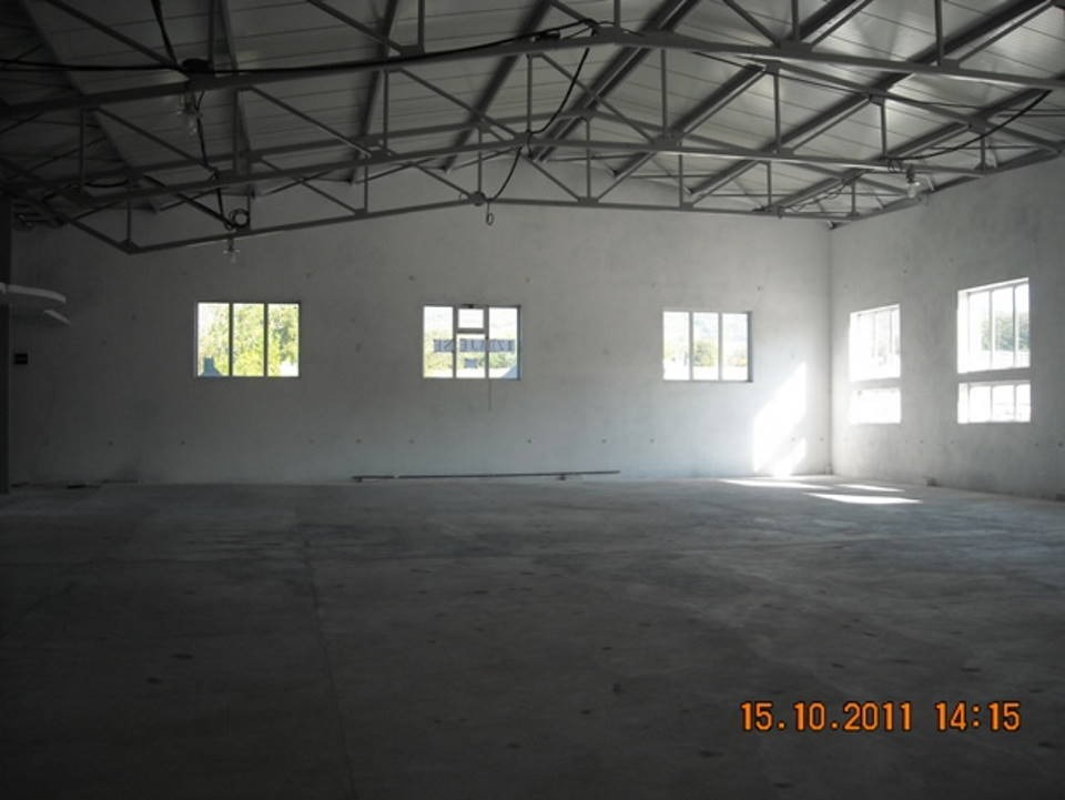 Izdajem halu 1000 m2 plus poslovni prostor 200 m2 