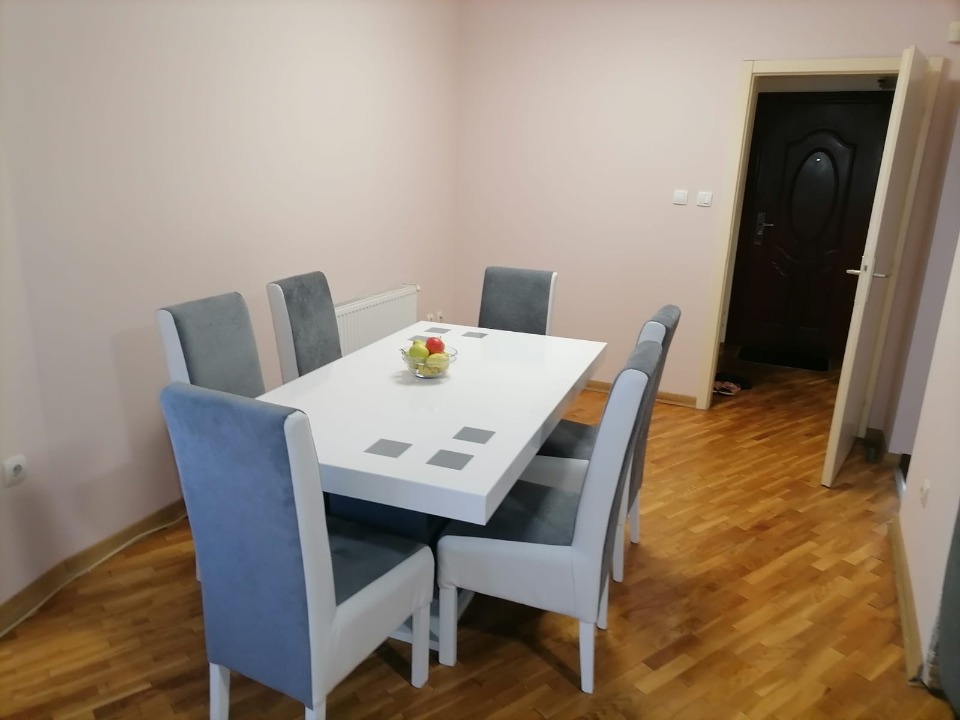 Fantastican trosoban uknjizen stan Novi Sad-Salajka
