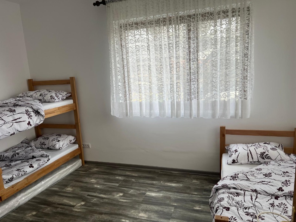 Smestaj/apartmani/sobe za do 10 osoba (5+5) u Jarkovcima / Indjija