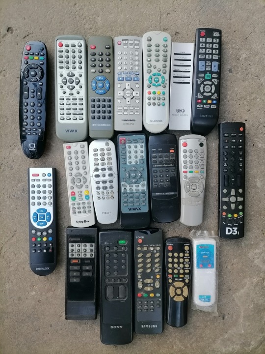 TV mini i daljinski upravljaci
