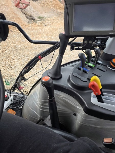 Traktor Armatrac 2023