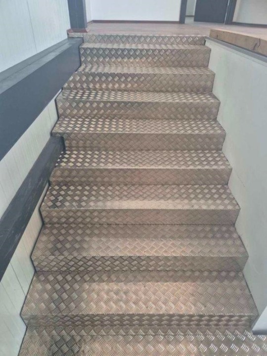 Hala poslovni prostor 650m2+470m2-Kragujevac