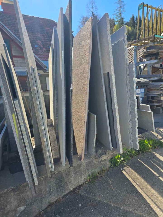 Prodajem vecu kolicinu poliranih  granitnih ploca 2cm 3cm dosta  alata, freza, viljuskara, kranova, 