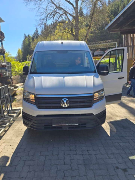 Prodajem vecu kolicinu poliranih  granitnih ploca 2cm 3cm dosta  alata, freza, viljuskara, kranova, 
