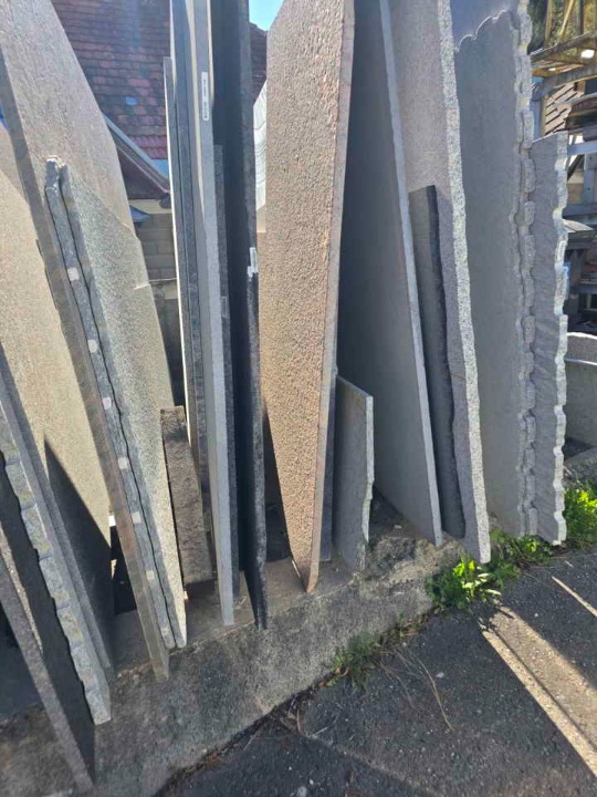 Prodajem vecu kolicinu poliranih  granitnih ploca 2cm 3cm dosta  alata, freza, viljuskara, kranova, 