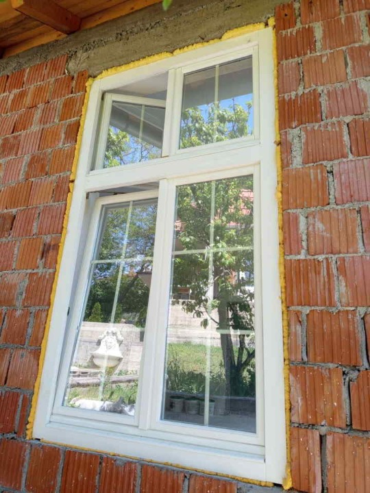 Na prodaju 1 okrugli prozor I kvalitetni drveni   