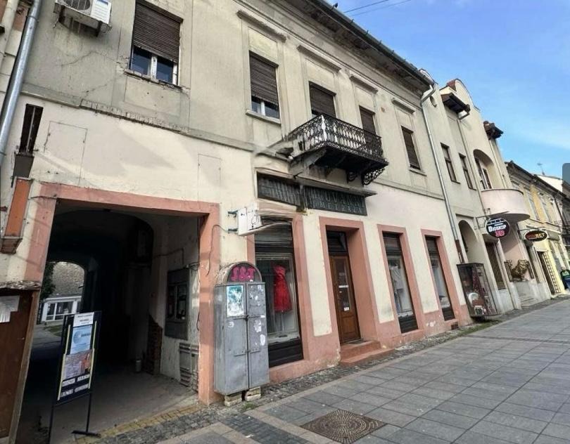 Prodaje se ceo sprat-vise stanova na glavnoj ulici u Somboru