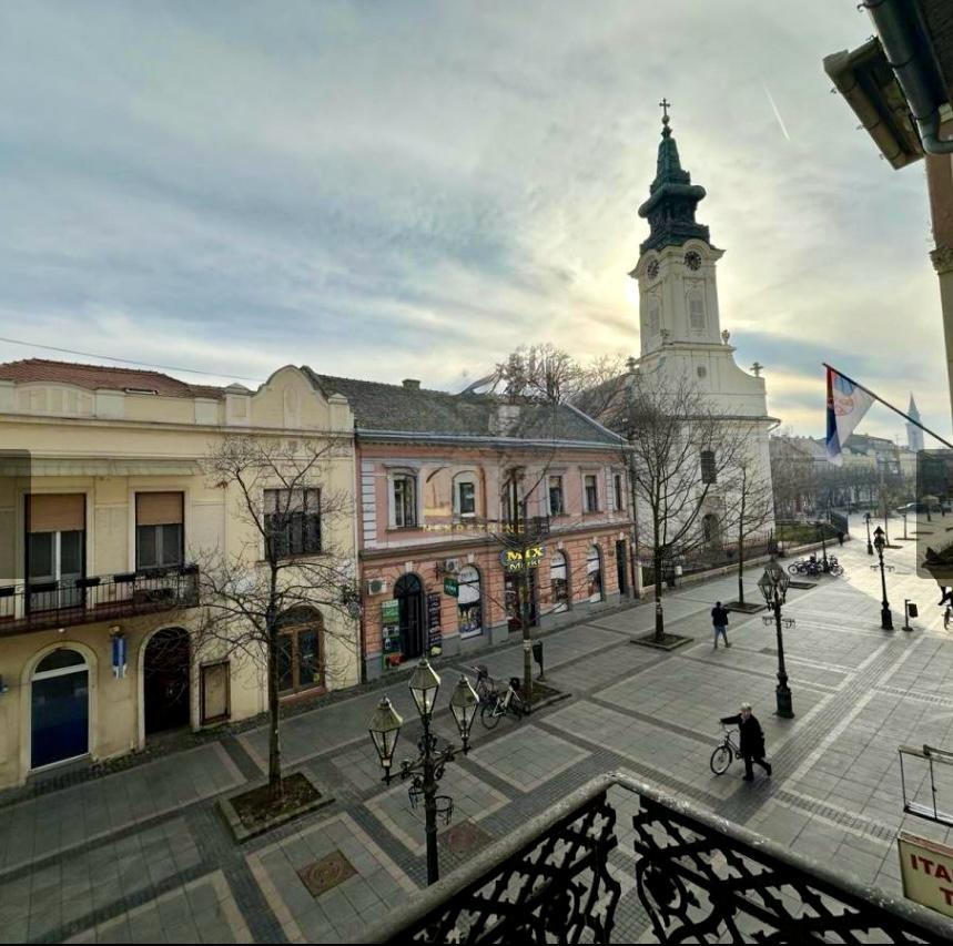Prodaje se ceo sprat-vise stanova na glavnoj ulici u Somboru