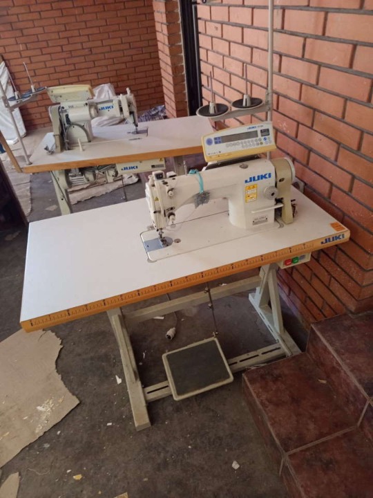 Prodajem dve originalne  industriske sivace masine JUKI 