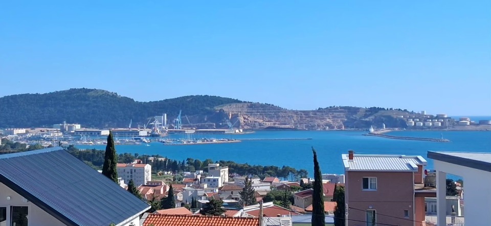 Šušanj-Bar. Izdajem 2 apartmana po 70 m² 