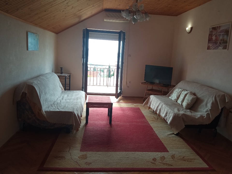 Šušanj-Bar. Izdajem 2 apartmana po 70 m² 