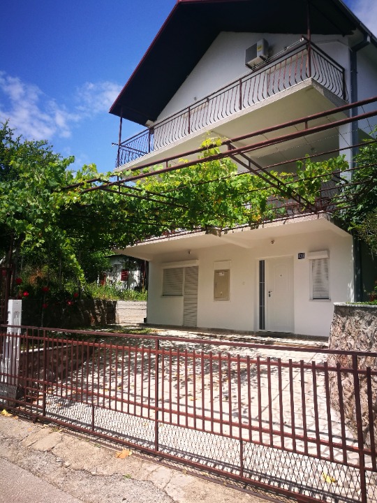 Šušanj-Bar. Izdajem 2 apartmana po 70 m² 
