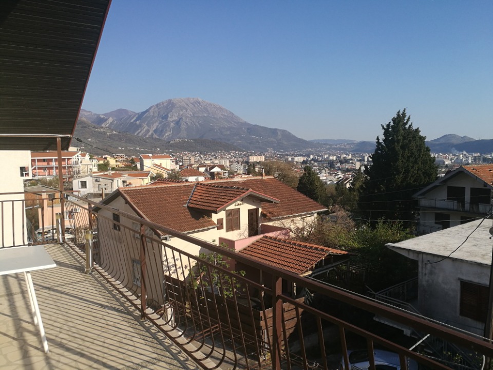 Šušanj-Bar. Izdajem 2 apartmana po 70 m² 
