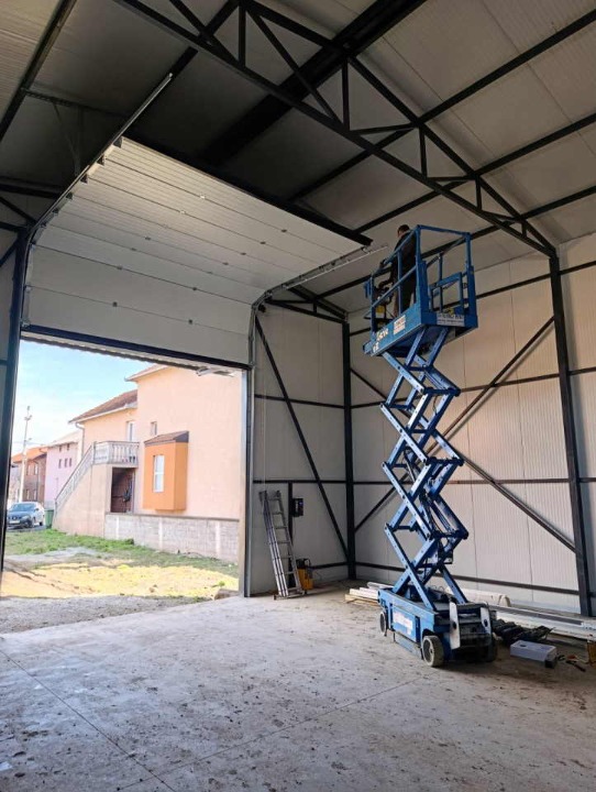  IZDAJE SE HALA – POSLOVNI PROSTOR  MAGACIN Centar naselja Busije – opština Zemun   