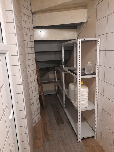 Izdajem lokal picerije, pekara, gotova jela Inđija